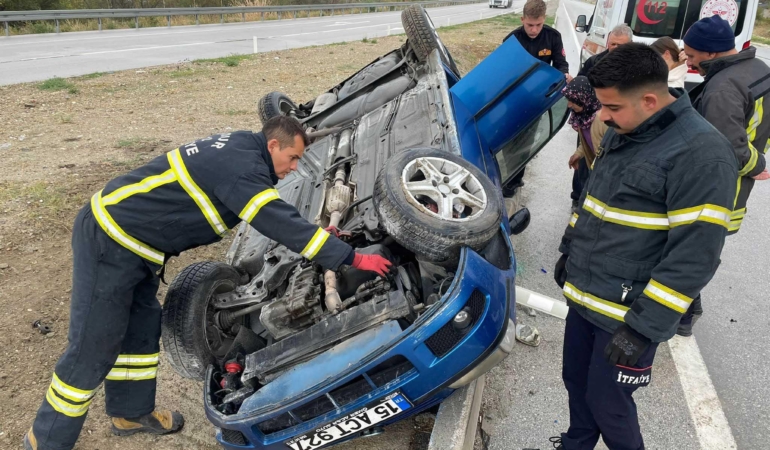 Refüje devrilen otomobilin sürücüsü yaralandı