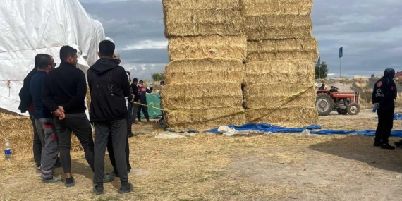 Saman balyasının altında kalıp öldü Saman balyasının altında kalıp öldü
