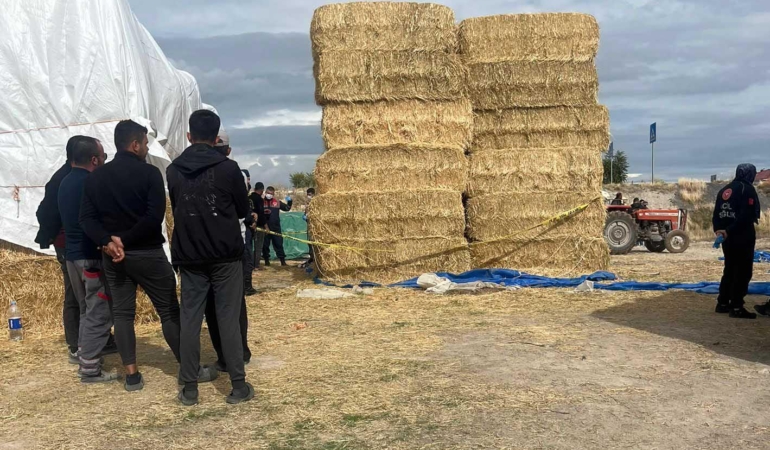 Saman balyasının altında kalıp öldü