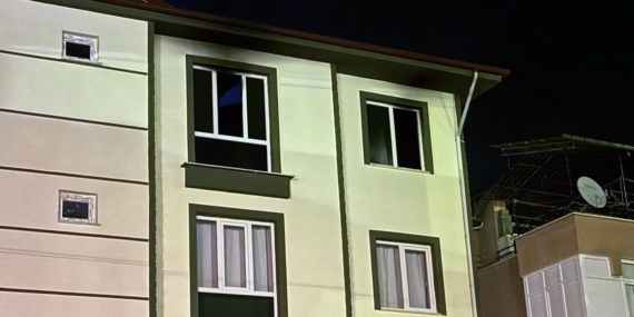 3 katlı binada yangın paniği 3 katlı binada yangın paniği