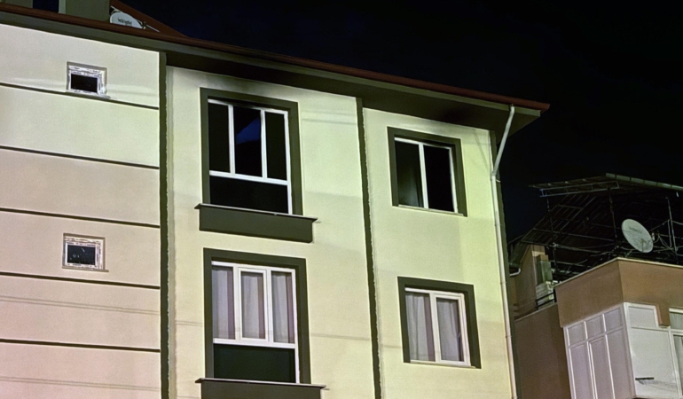 3 katlı binada yangın paniği