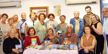 Yazar çift kitaplarını imzaladı