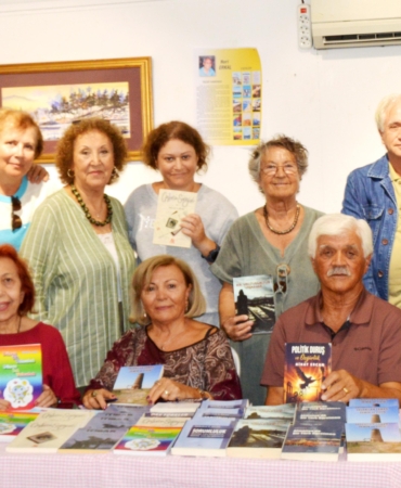 Yazar çift kitaplarını imzaladı