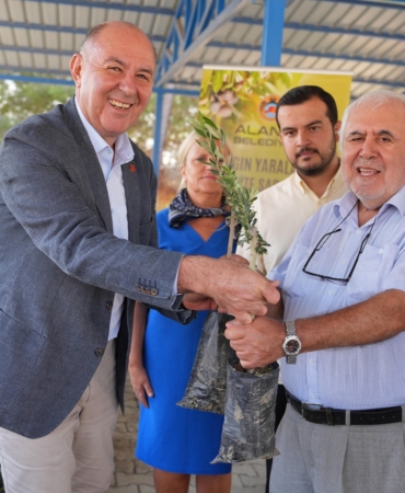 Yangında zarar gören bahçe sahiplerine zeytin fidanı