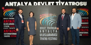 Fuarda tiyatro vitrine çıktı