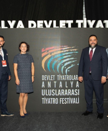 Fuarda tiyatro vitrine çıktı