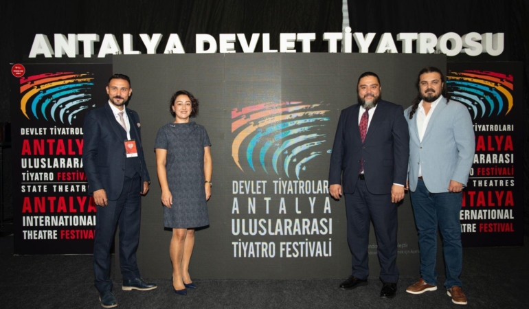 Fuarda tiyatro vitrine çıktı