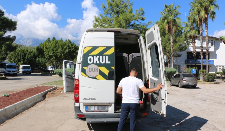 UKOME ekipleri servis araçlarını inceliyor
