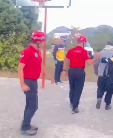 İnceleme için çıktıkları dağda kaybolan 2 mühendis, bulunup askeri helikopterle kurtarıldı