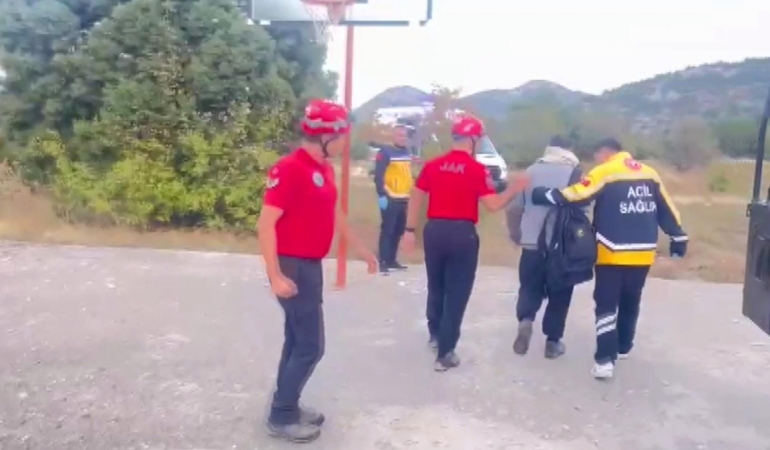 İnceleme için çıktıkları dağda kaybolan 2 mühendis, bulunup askeri helikopterle kurtarıldı