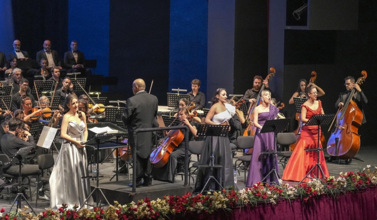 Sezonun ilk prömiyeri Yevgeni Onegin