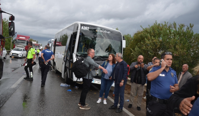 Antalya’da 4 araçlık zincirleme kazada 2 turist yaralandı