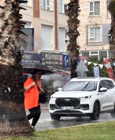 Antalya’da sağanak yaşamı olumsuz etkiledi