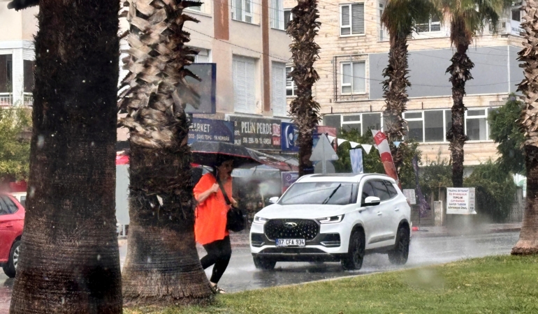 Antalya’da sağanak yaşamı olumsuz etkiledi