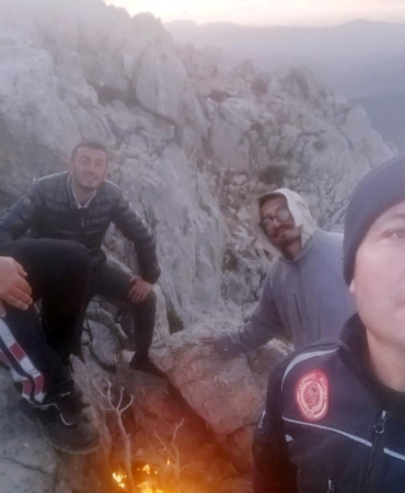 İnceleme için çıktıkları dağda kaybolan 2 mühendis, bulunup askeri helikopterle kurtarıldı (2)