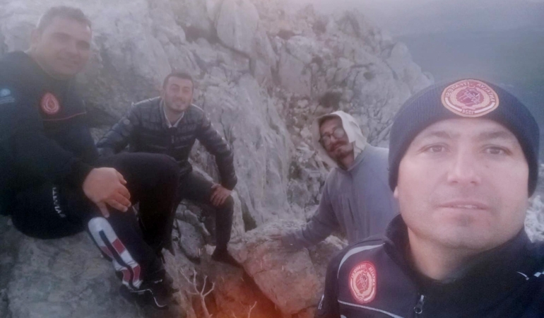 İnceleme için çıktıkları dağda kaybolan 2 mühendis, bulunup askeri helikopterle kurtarıldı (2)