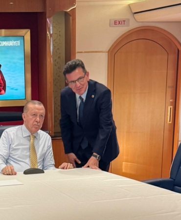 Cumhurbaşkanı Erdoğan’ın Körfez turunda Antalya’dan iki milletvekili