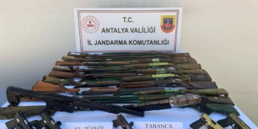 Elmalı’da ruhsatsız silah operasyonu