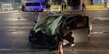 Tur minibüsüyle otomobil çarpıştı: 2 yaralı