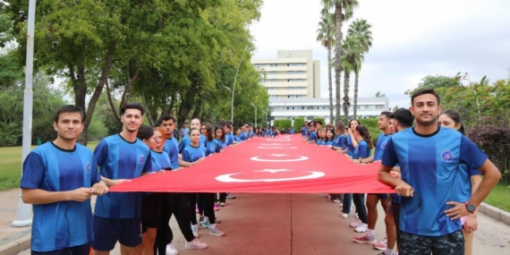 Akdeniz Üniversitesi’nde Cumhuriyet koşusu Akdeniz Üniversitesi’nde Cumhuriyet koşusu