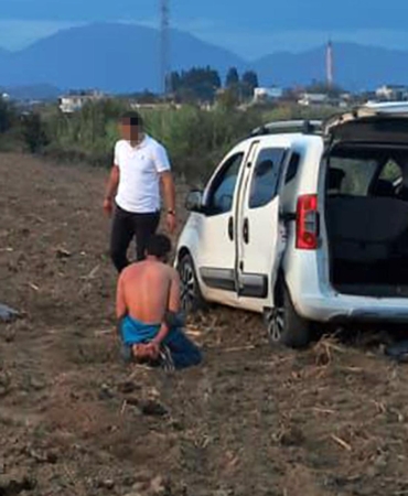 Cezaevi firarileri kaçarken araçlarıyla girdikleri tarlada yakalandı