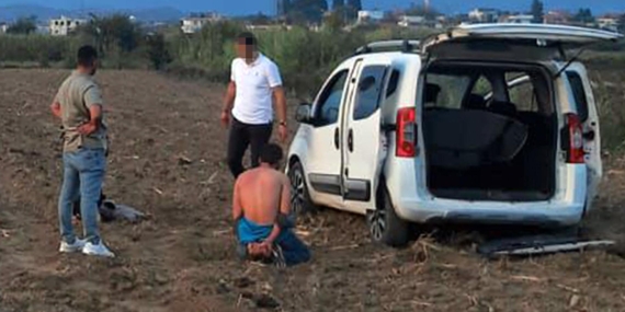 Cezaevi firarileri kaçarken araçlarıyla girdikleri tarlada yakalandı Cezaevi firarileri kaçarken araçlarıyla girdikleri tarlada yakalandı