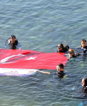 ‘Gençlerle Beraberiz’ projesi kapsamında öğrenciler su altına daldı