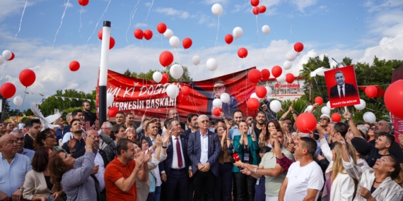 Böcek’e balonlu, güvercinli doğum günü kutlaması Böcek’e balonlu, güvercinli doğum günü kutlaması