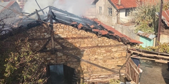 Ahır yangını korkuttu Ahır yangını korkuttu
