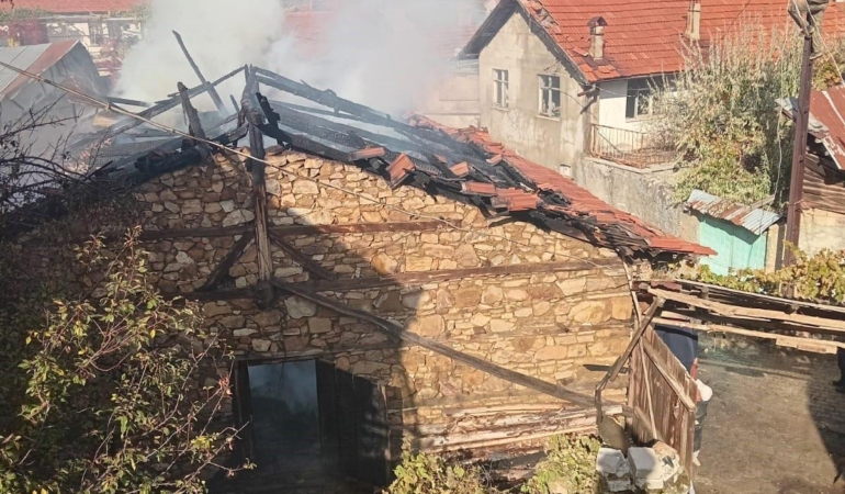 Ahır yangını korkuttu