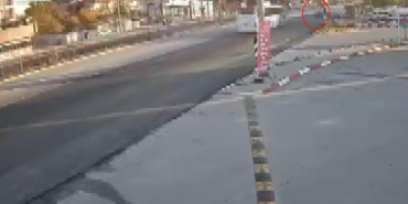 Yolcu otobüsüyle çarpışan ATV sürücüsü öldü; kaza kamerada
