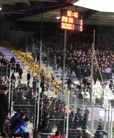 Tribündeki koltukları kırıp sahaya ve rakip taraftara attılar