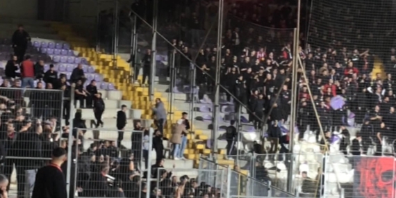 Tribündeki koltukları kırıp sahaya ve rakip taraftara attılar Tribündeki koltukları kırıp sahaya ve rakip taraftara attılar