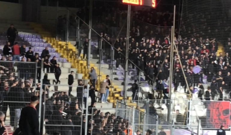 Tribündeki koltukları kırıp sahaya ve rakip taraftara attılar
