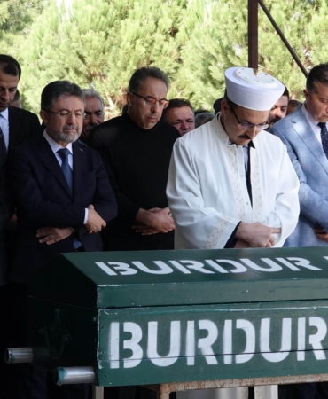 Bakan Yumaklı cenazeye katıldı