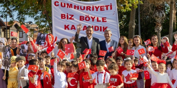Side sokaklarında Cumhuriyet sevinci Side sokaklarında Cumhuriyet sevinci