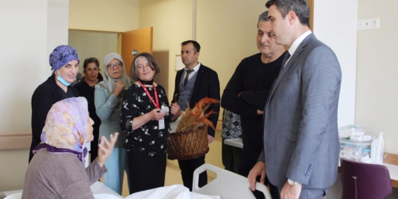 Kaymakam Kuruca, hasta ve yakınlarına keşkek dağıttı Kaymakam Kuruca, hasta ve yakınlarına keşkek dağıttı