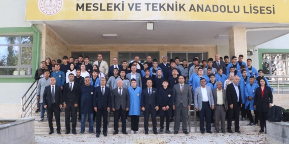 Öğrenciler törenle iş önlüğü giydi Öğrenciler törenle iş önlüğü giydi