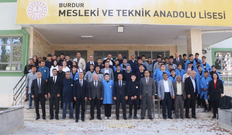 Öğrenciler törenle iş önlüğü giydi