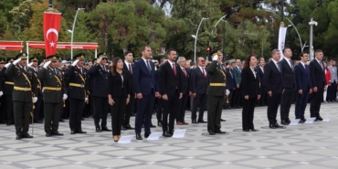 Burdur’da çelenk sunma töreni yapıldı