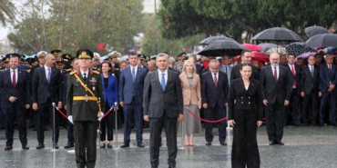 Cumhuriyet coşkusu Ata’ya çelenk sunumuyla başladı