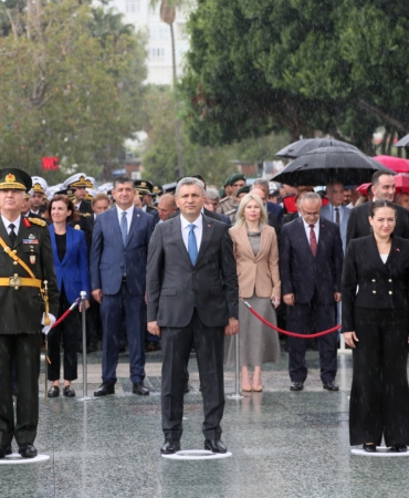 Cumhuriyet coşkusu Ata’ya çelenk sunumuyla başladı