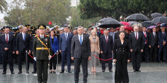 Cumhuriyet coşkusu Ata’ya çelenk sunumuyla başladı Cumhuriyet coşkusu Ata’ya çelenk sunumuyla başladı