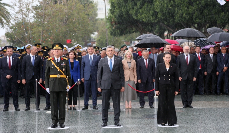 Cumhuriyet coşkusu Ata’ya çelenk sunumuyla başladı