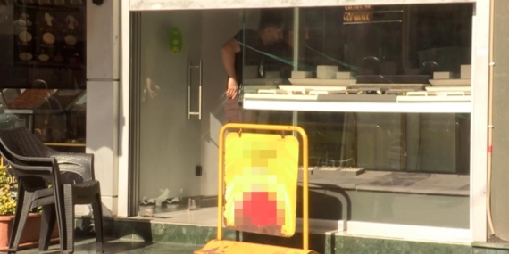 Girdikleri kuyumcu dükkanında kameraları boyayıp 4 kilo altın çaldılar Girdikleri kuyumcu dükkanında kameraları boyayıp 4 kilo altın çaldılar