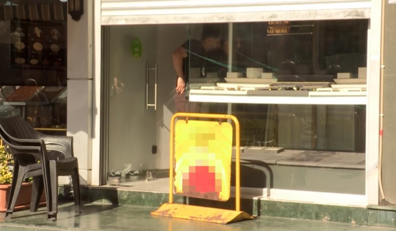 Girdikleri kuyumcu dükkanında kameraları boyayıp 4 kilo altın çaldılar