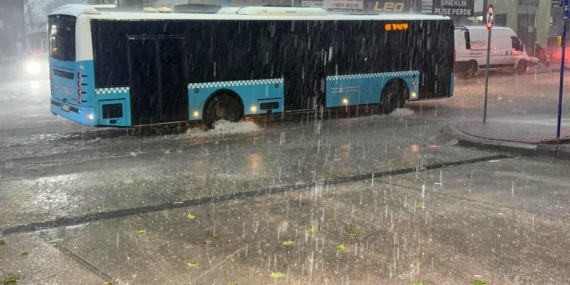 Antalya’da sağanak ve dolu hayatı felç etti Antalya’da sağanak ve dolu hayatı felç etti