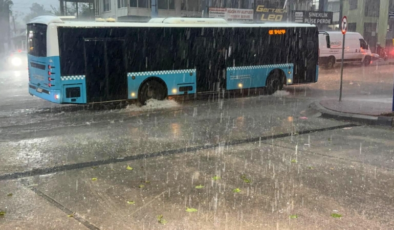 Antalya’da sağanak ve dolu hayatı felç etti