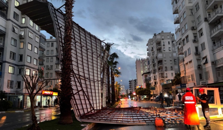 Antalya’da sağanak ve dolu hayatı felç etti (2)