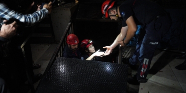 Dalgaların yükselmesiyle mağara 6 saat mahsur kalan 2 kişi kurtarıldı